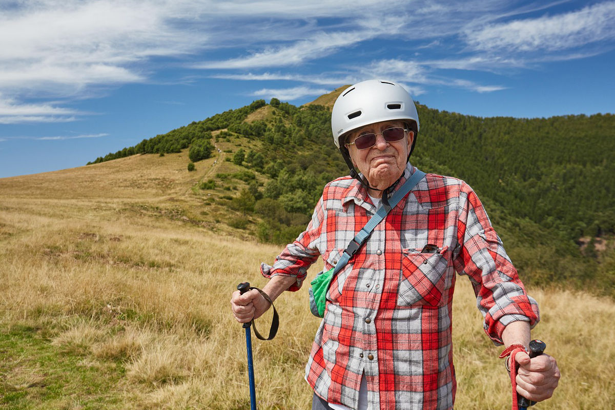 Alter Mann beim Wandern in den Bergen