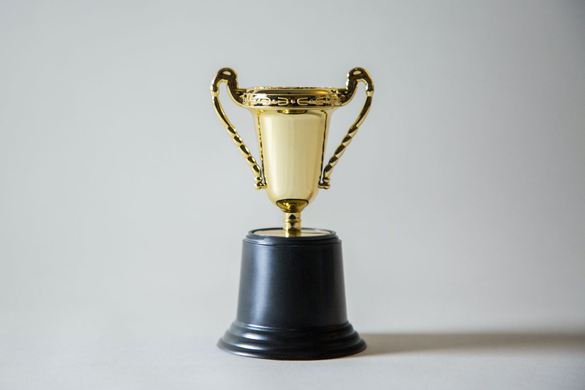 Ein kleiner Pokal als Sinnbild für Stipendien und Preisgelder für Autorinnen und Autoren