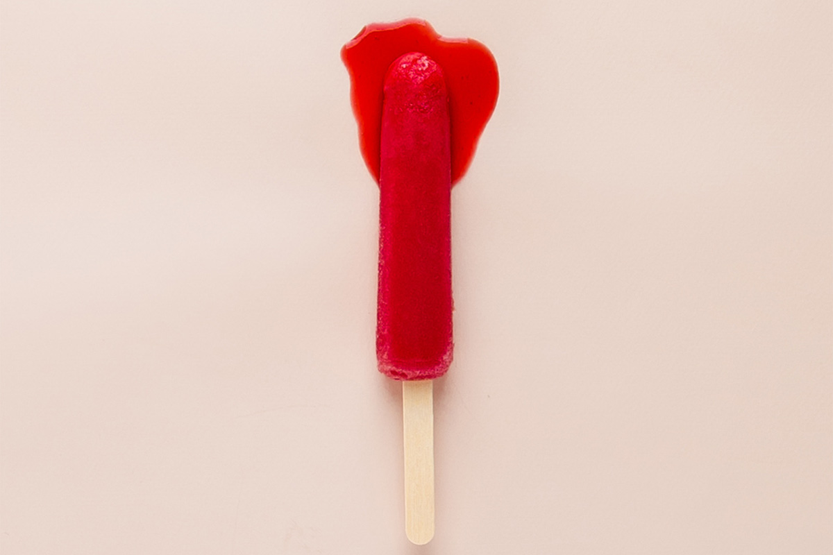 Rotes Eis am Stiel