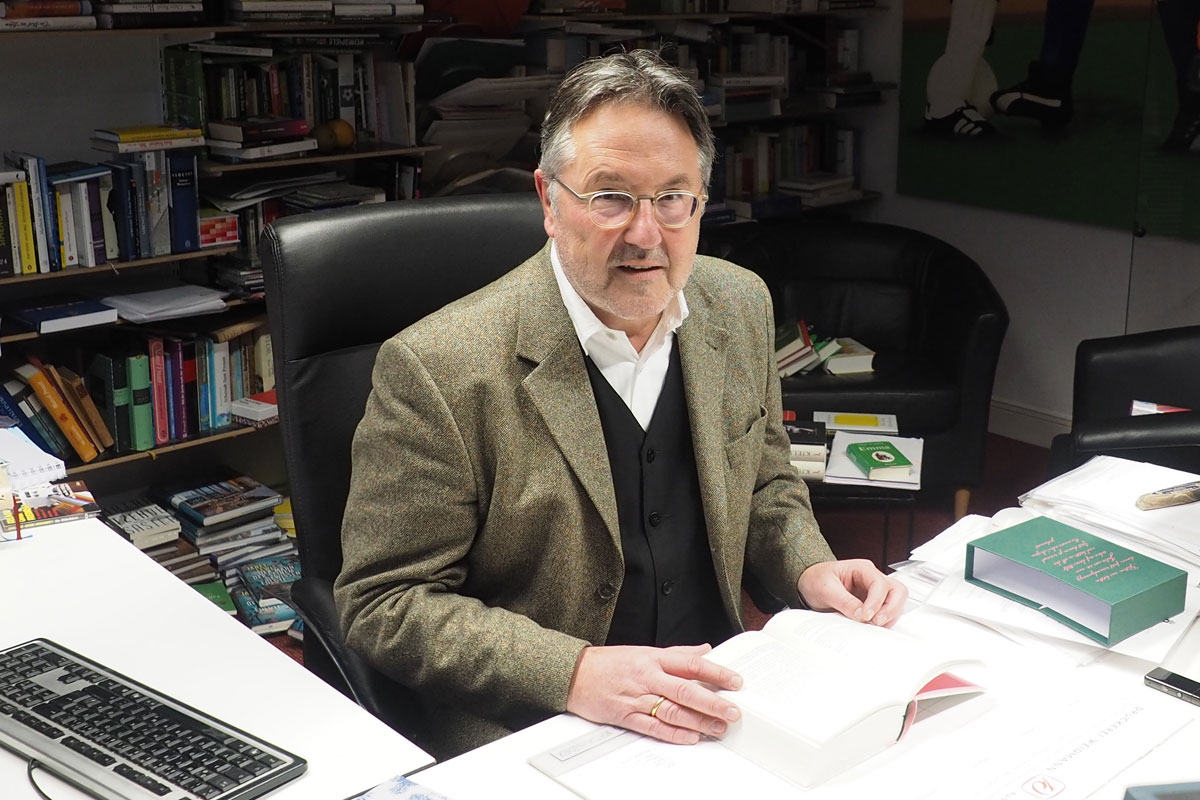 Dr. Rainer Moritz an seinem Schreibtisch